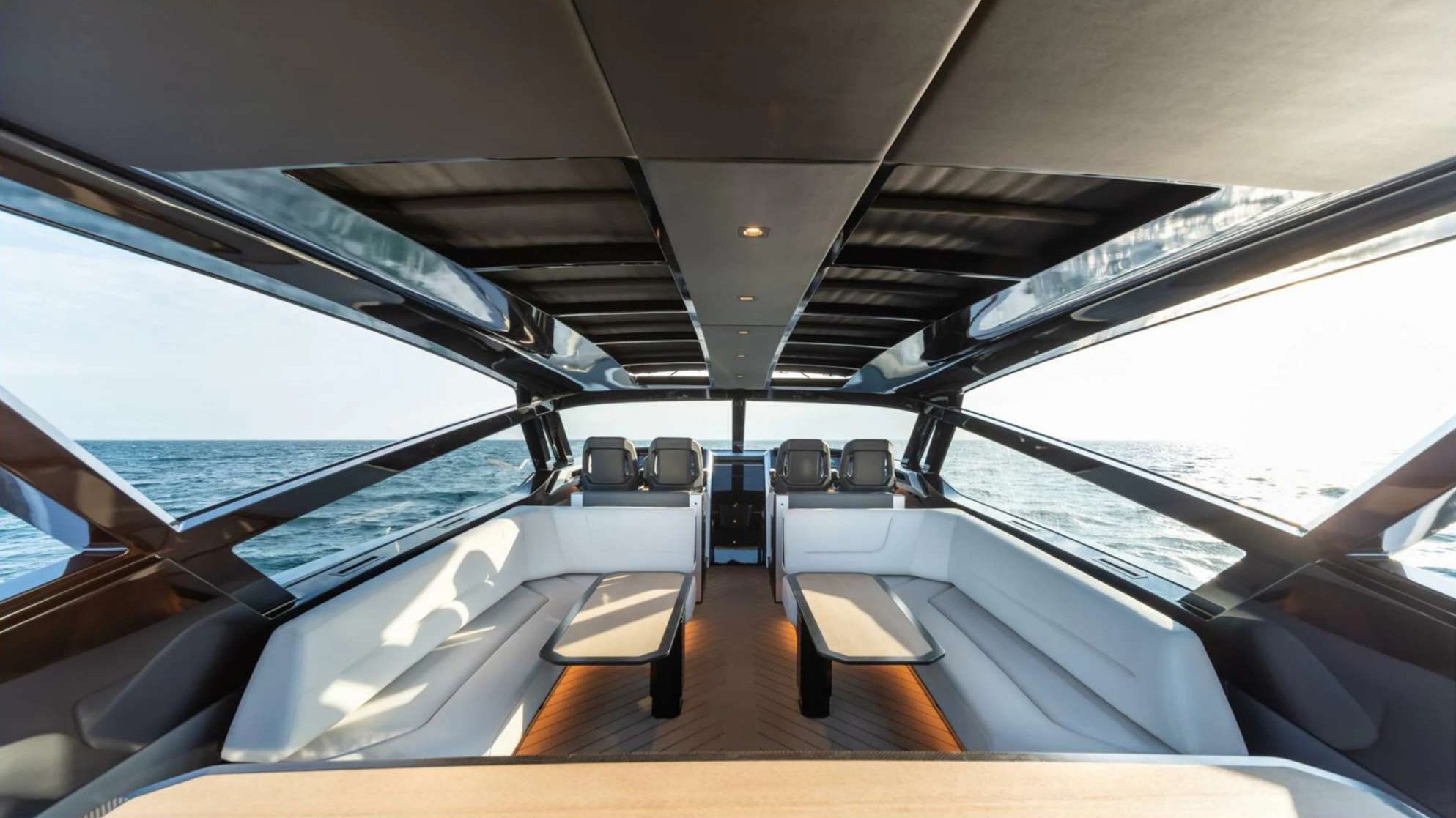 Covered cockpit with twin dinettes under the hardtop