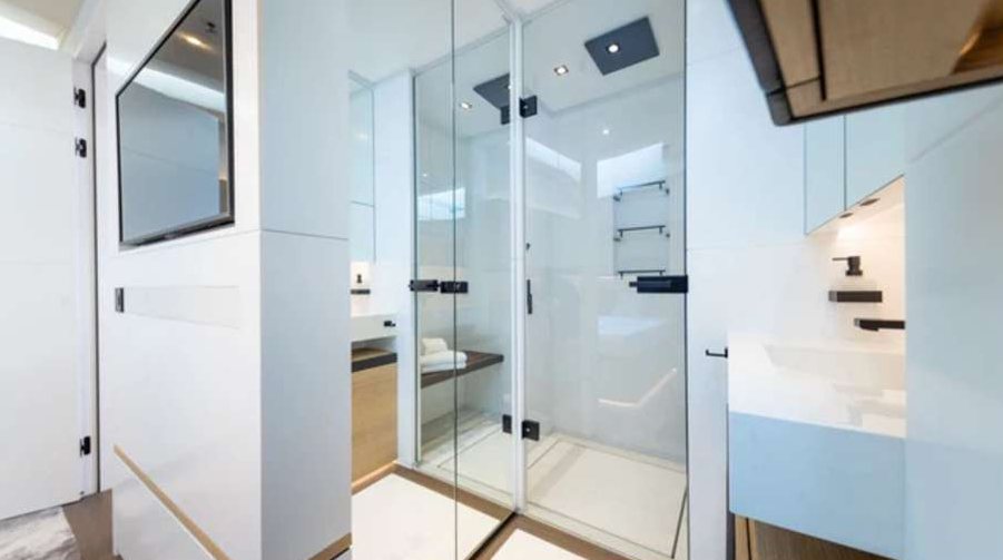 Fellowship II, Master en suite